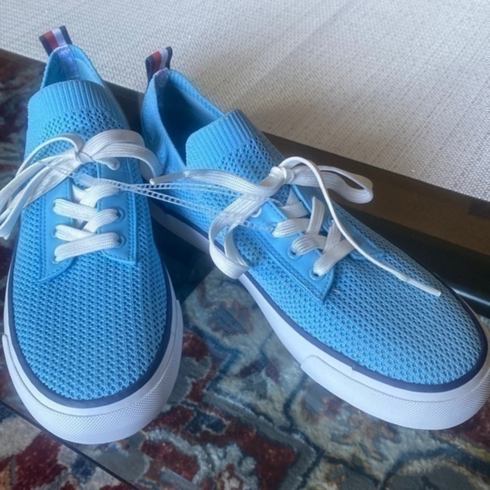 TOMMY HILFIGER SUZE8.5 runs bigger like 9, brand